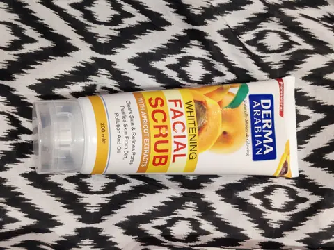 Review Derma Arabian Whitening Faical Scrub With Apricot Extracts Tube 200Ml